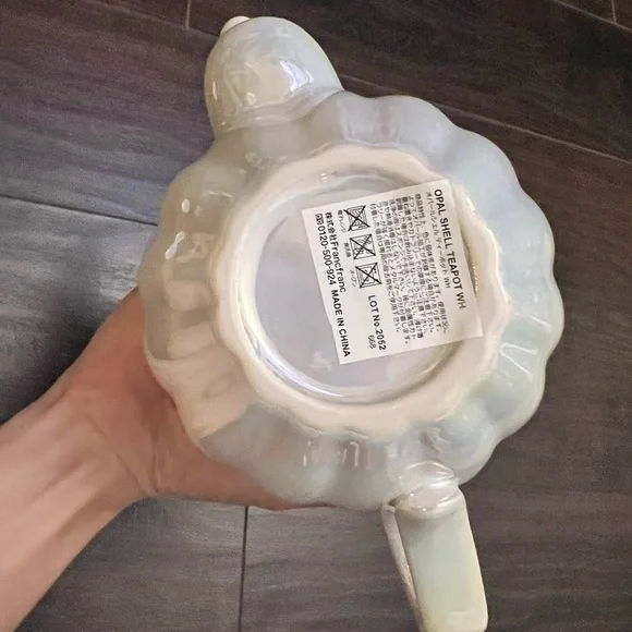 Shell Opal Cream Teapot - Picture 9 of 10